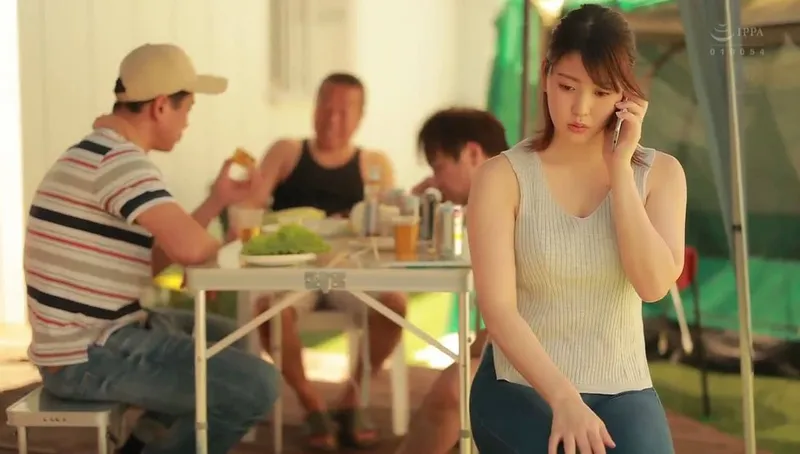Anh xã khờ để cô vợ tham gia sự kiện cắm trại với mấy gã nhà sát bên và cái kết